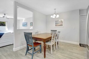 Dining - Bungalow Close to Naples Beaches (Naples)
