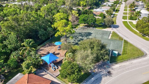 Bungalow Close to Naples Beaches