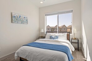 3 habitaciones, escritorio y tabla de planchar con plancha 