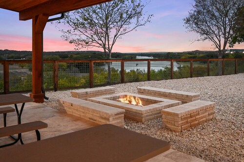 Guadalupe Bluff Mediterranean - Hot tub - Gorgeous views of the Guadalupe!