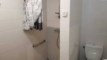 Een haardroger, handdoeken, zeep, shampoo