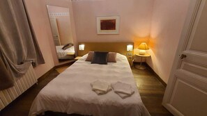 1 dormitorio, escritorio, tabla de planchar con plancha y wifi gratis