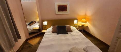 1 habitación, escritorio, tabla de planchar con plancha y wifi gratis