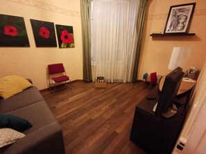 Una televisión, libros