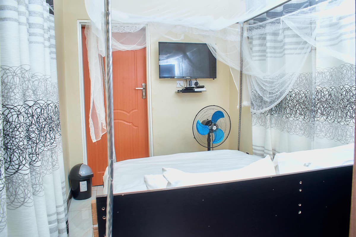 Chambre supérieure double, 1 grand lit, non-fumeur, vue sur la cour intérieure | Bureau, espace de travail pour ordinateurs portables