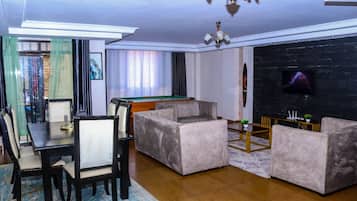 Apartamento Business | Zona de estar | Smart TV de 24 pulgadas con canales digitales