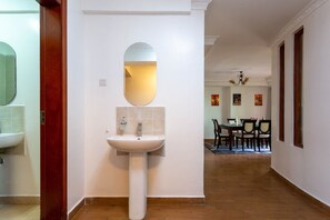Comfort-Apartment | Badezimmer | Dusche, kostenlose Toilettenartikel, Hausschuhe, Bidet