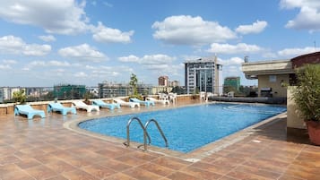 Una piscina al aire libre