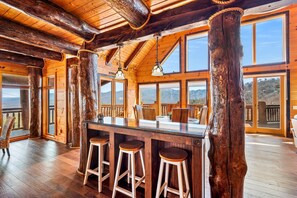 Interior - MtnView ◊ HotTub ◊ PoolTable ◊ luxury ◊ 3 king/2 queen bed ◊ Blue Mountain Lodge (Gatlinburg)