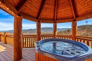 Outdoor spa tub - MtnView ◊ HotTub ◊ PoolTable ◊ luxury ◊ 3 king/2 queen bed ◊ Blue Mountain Lodge (Gatlinburg)