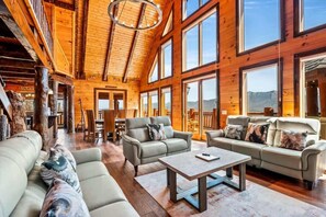 Smart TV, chimenea y oficina 