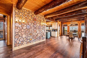 Dining - MtnView ◊ HotTub ◊ PoolTable ◊ luxury ◊ 3 king/2 queen bed ◊ Blue Mountain Lodge (Gatlinburg)