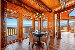 Dining - MtnView ◊ HotTub ◊ PoolTable ◊ luxury ◊ 3 king/2 queen bed ◊ Blue Mountain Lodge (Gatlinburg)