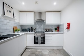 Refrigerador, horno, parrilla de estufa y lavavajillas 
