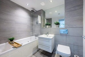 Dusche, Haartrockner, Handtücher