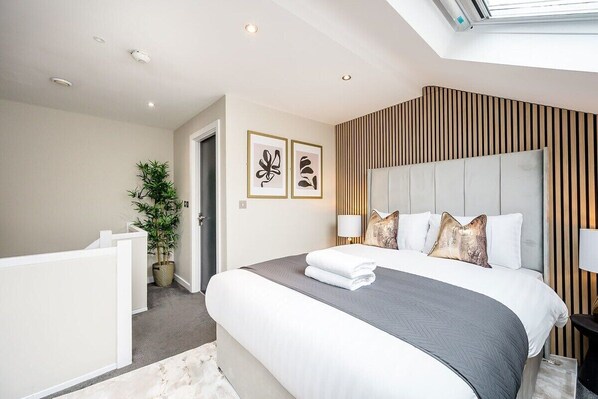 2 bedrooms, desk, iron/ironing board, bed sheets