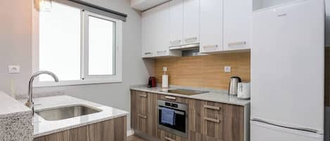 Réfrigérateur, micro-ondes, four, plaque de cuisson