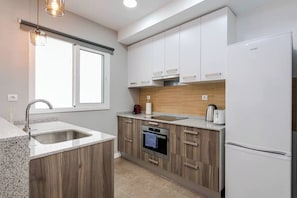 Frigorífico, microondas, horno y placa de cocina