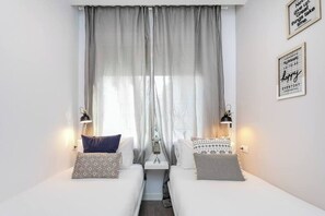 4 bedrooms, iron/ironing board, travel crib, free WiFi - 3 bdr&terrace close to subway (L'Hospitalet de Llobregat)