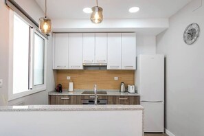 Frigorífico, microondas, horno y placa de cocina