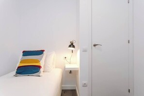 3 dormitorios, tabla de planchar con plancha, cuna de viaje