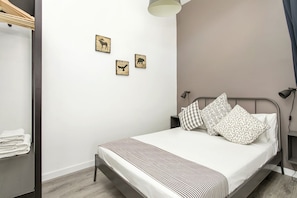 2 slaapkamers, een strijkplank/strijkijzer, reisbedje, gratis wifi