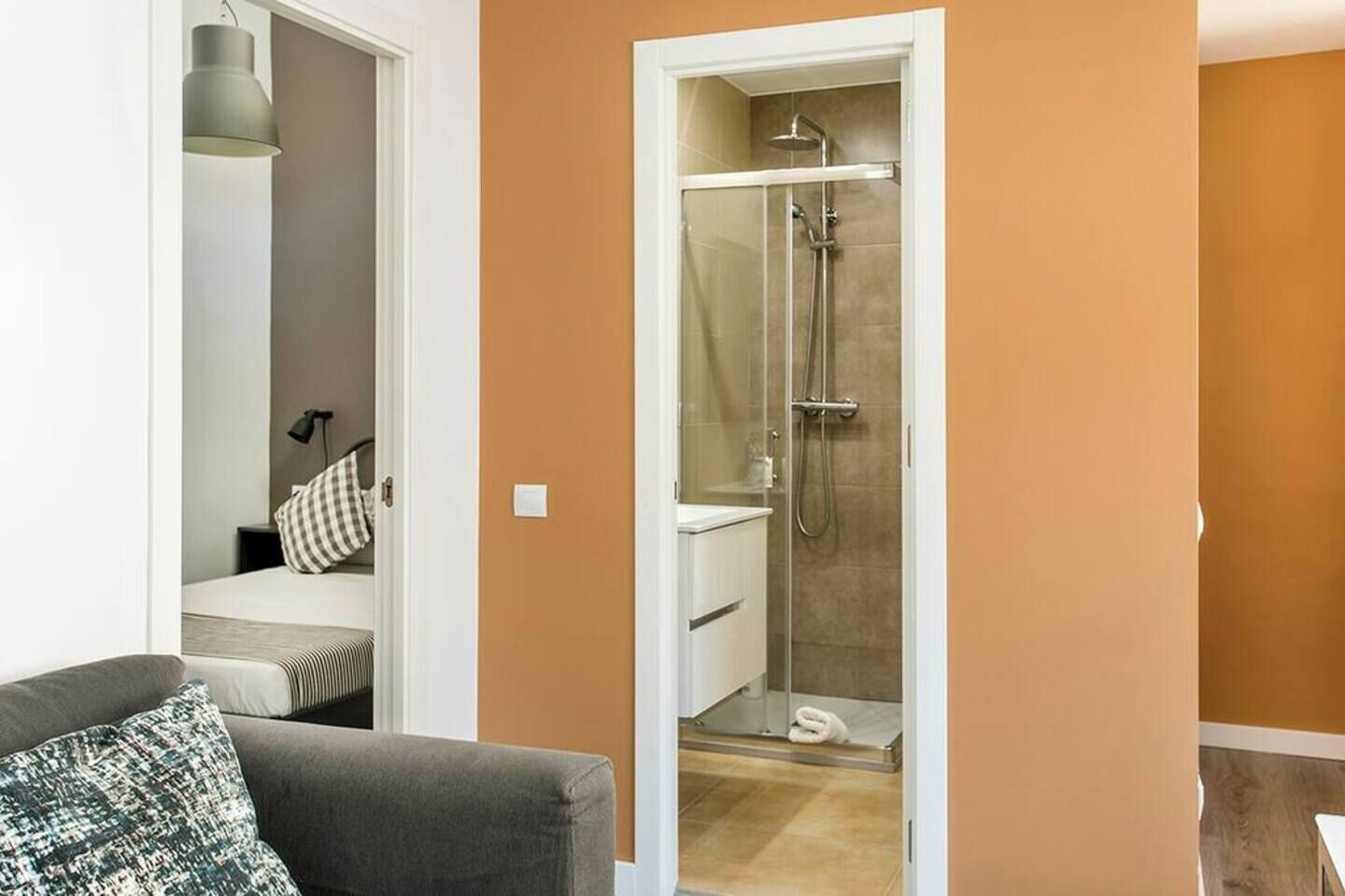 2 slaapkamers, een strijkplank/strijkijzer, reisbedje, gratis wifi