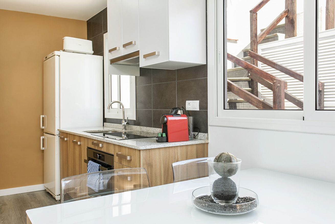 Frigorífico, microondas, horno y placa de cocina