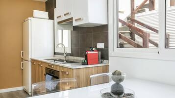 Frigorífico, microondas, horno y placa de cocina