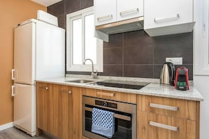 Frigorífico, microondas, horno y placa de cocina