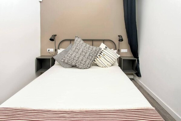 2 habitaciones, tabla de planchar con plancha y cuna de viaje 