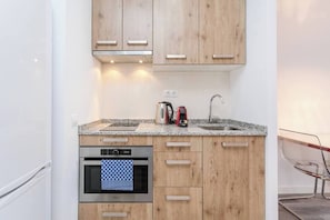 Frigorífico, microondas, horno y placa de cocina