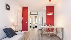 Een modern appartement met een zithoek, een eethoek en een keuken.