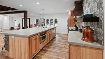 House, 5 Bedrooms | Private kitchen | Fridge, oven, coffee/tea maker, toaster