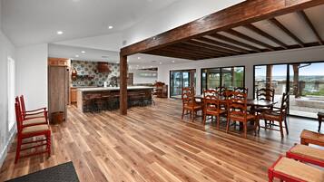 Nhà, 5 phòng ngủ | Khu ăn uống