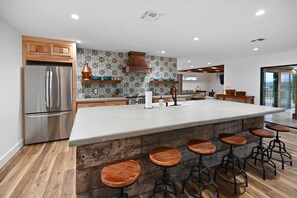 Casa, 5 habitaciones | Cocina privada | Refrigerador, horno, parrilla de estufa y cafetera y tetera 