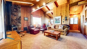 Leilighet, 2 soverom | Oppholdsområde | Smart-TV og strømmetjenester