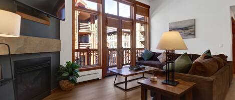 Condo, 2 habitaciones | Área de sala de estar | Smart TV