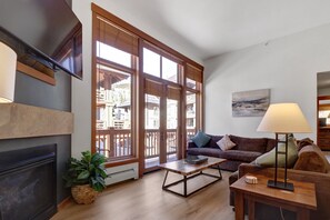 Appartement, 2 slaapkamers | Woonruimte | Een smart-tv