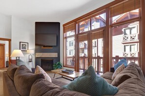 Appartement, 2 slaapkamers | Woonruimte | Een smart-tv