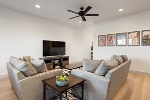 Townhouse, 3 kamar tidur | Area keluarga | Smart TV