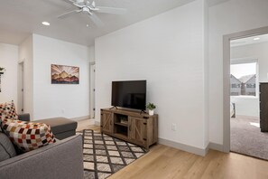 Stadtwohnung, 3 Schlafzimmer | Wohnbereich | Smart-TV