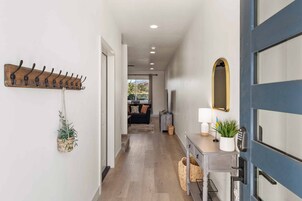 3 多间卧室、办公桌、笔记本电脑工作区、熨斗/熨衣板