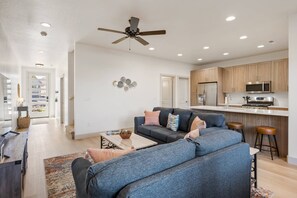 Maison, 6 chambres | Coin séjour | TV connectée
