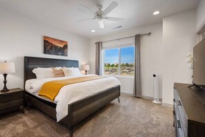 6 quartos, escrivaninha, espaço de trabalho para notebook