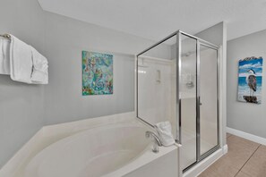 Douche, séchoir à cheveux, serviettes fournies