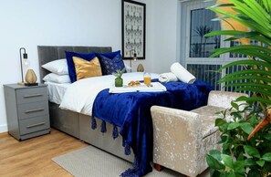 2 bedrooms, in-room safe, desk, iron/ironing board - Snuggle Inn - Riverside apartment- Woolwich Ferry, Mins to O2 Arena (Woolwich)