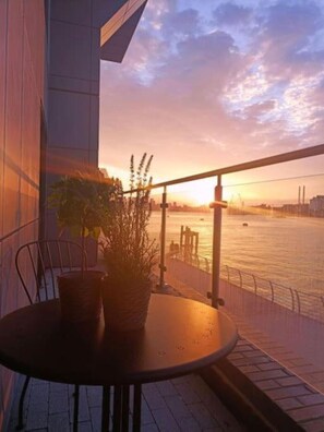 Outdoor dining - Snuggle Inn - Riverside apartment- Woolwich Ferry, Mins to O2 Arena (Woolwich)