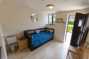 8 bedrooms, iron/ironing board, WiFi, bed sheets