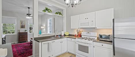 Een koelkast, een magnetron, een oven, een kookplaat